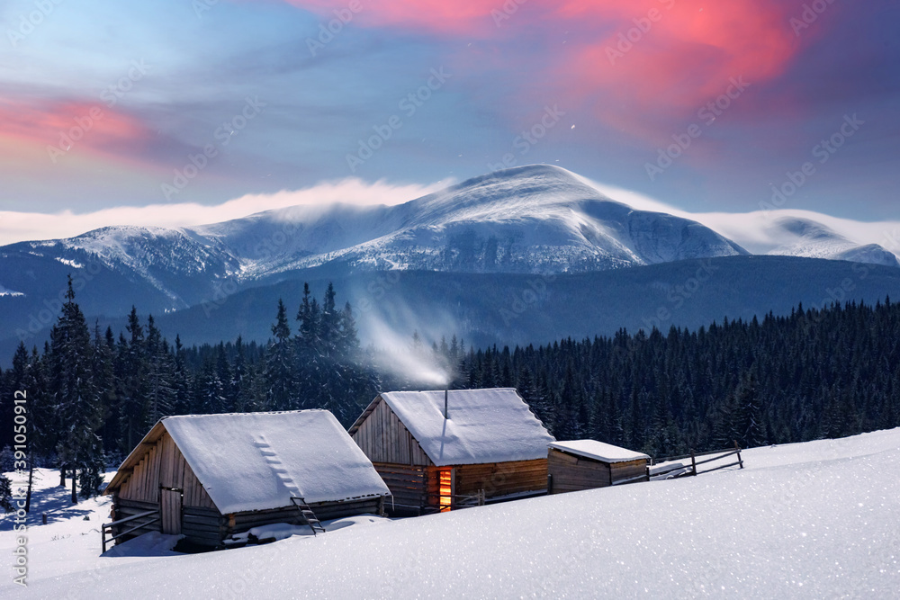 月光照耀下的奇妙夜景。白雪皑皑的房子里的戏剧性冬日场景。圣诞节h