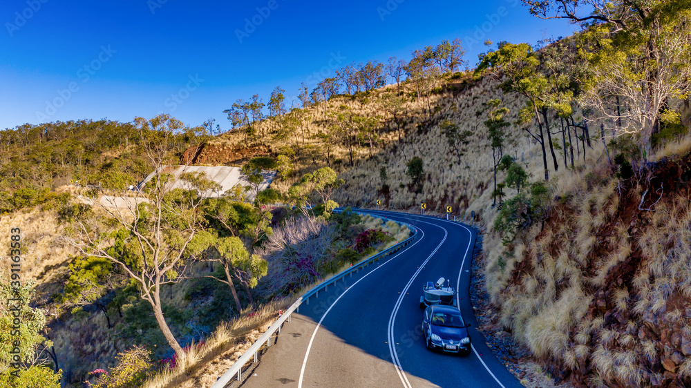 摩根山公路上有船的汽车