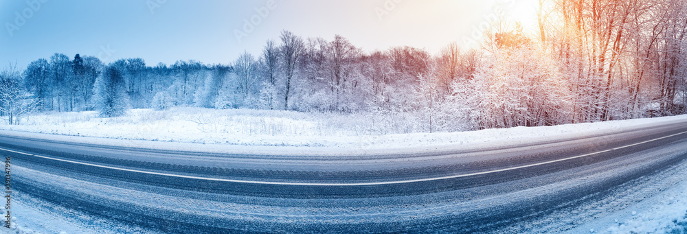 被雪覆盖的冬季道路全景