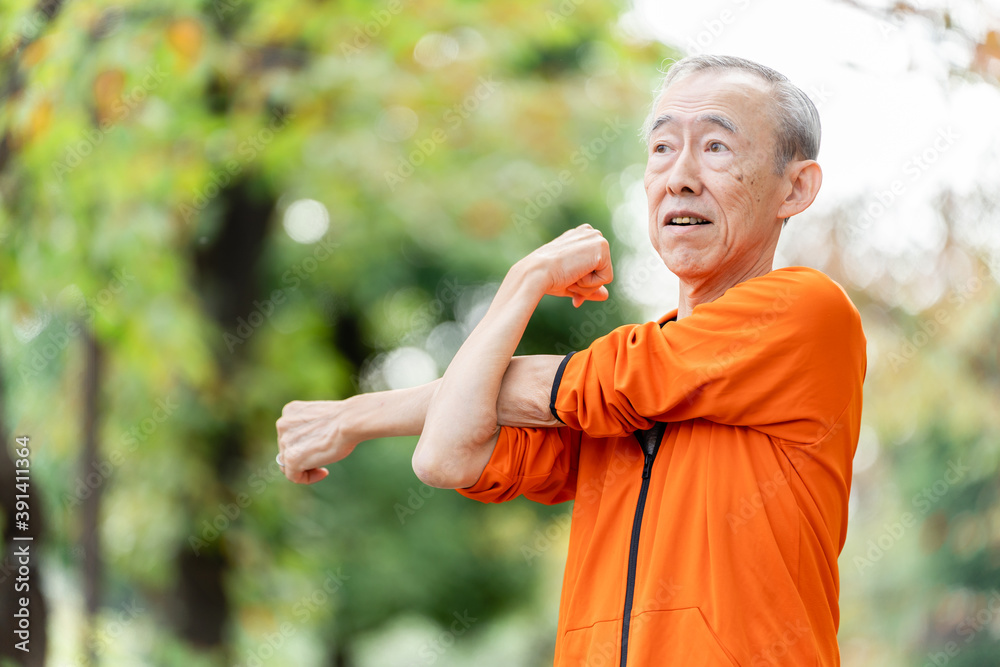 公園でストレッチをするシニア男性