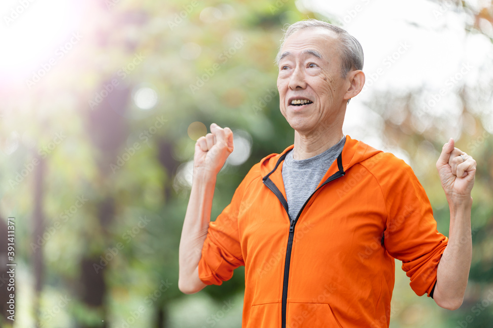 公園でストレッチをするシニア男性