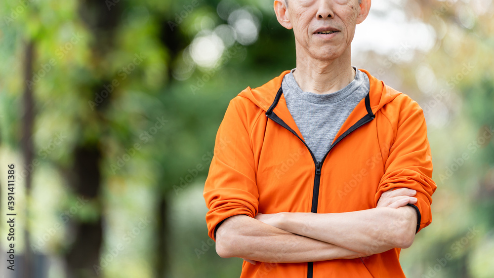 公園でリラックスするシニア男性