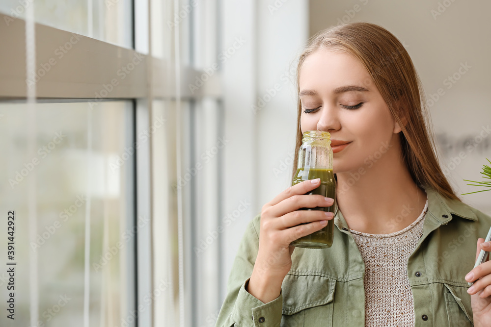 年轻女子在家喝麦草汁