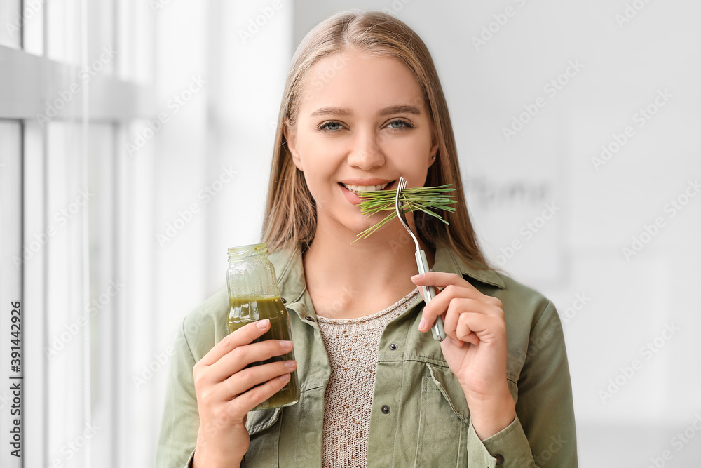 年轻女子在家喝麦草汁