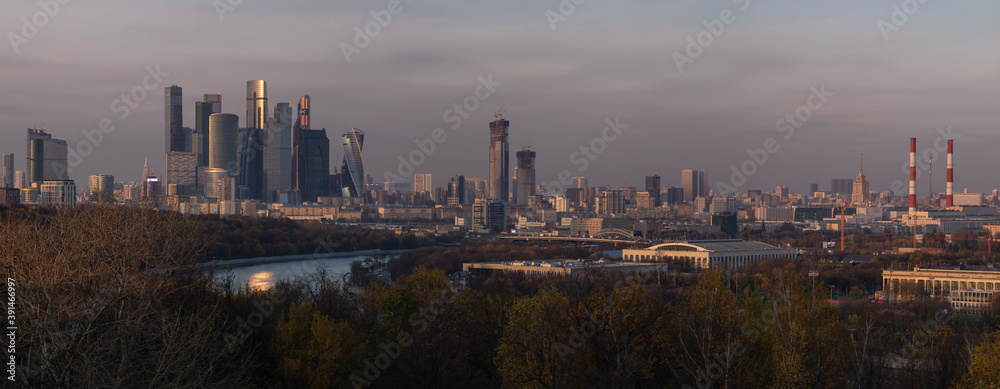 秋天从莫斯科市商业中心的沃罗布耶夫哥里或麻雀山俯瞰全景