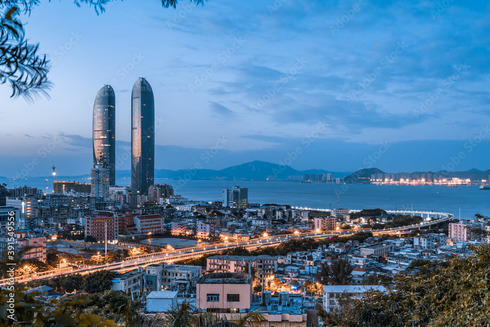 中国福建厦门双塔和高架桥的高角度夜景