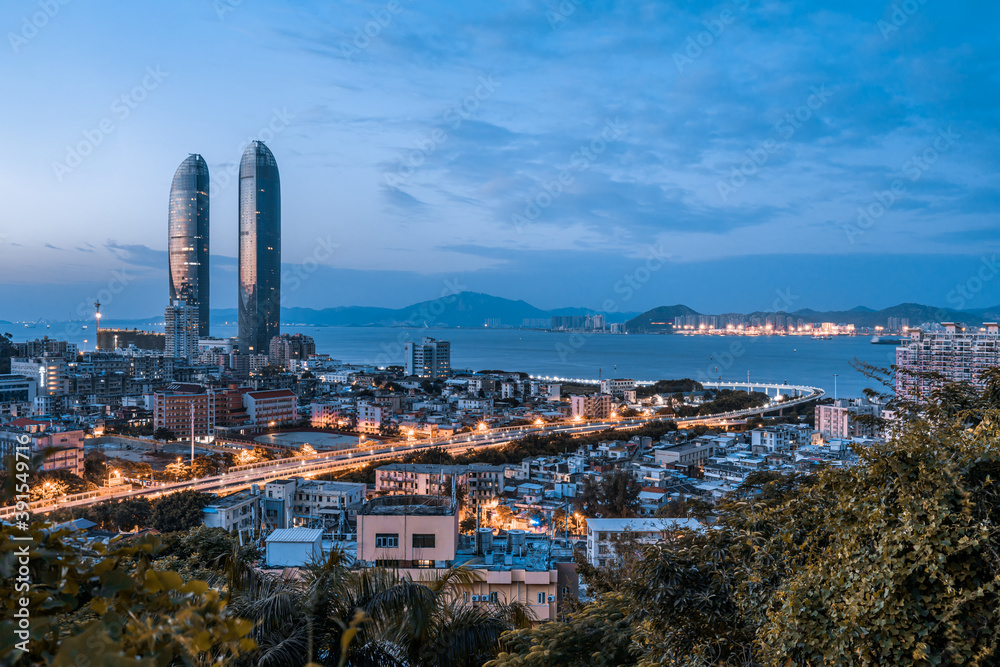 中国福建厦门双子塔和高架桥的高角度夜景