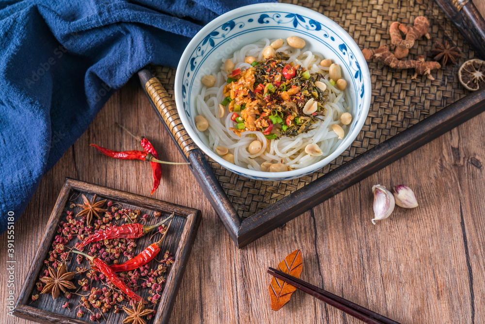 A bowl of Nanchang food Nanchang mixed flour on a wooden table