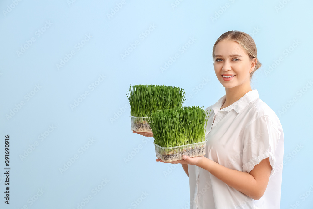 彩色背景麦草的年轻女子