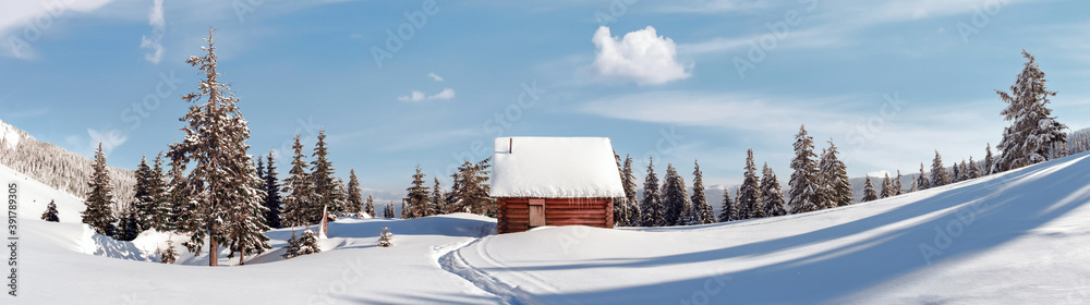 雪山木屋的奇妙冬季景观。圣诞假期概念。宽锅