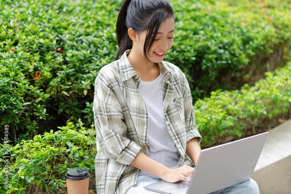 学生女孩在校园里学习