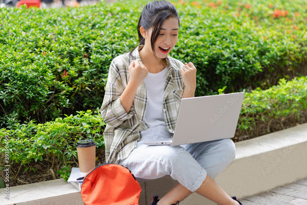 女学生正在校园里学习