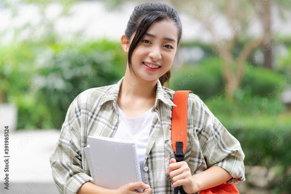 女学生高兴地把她的书带到了学校