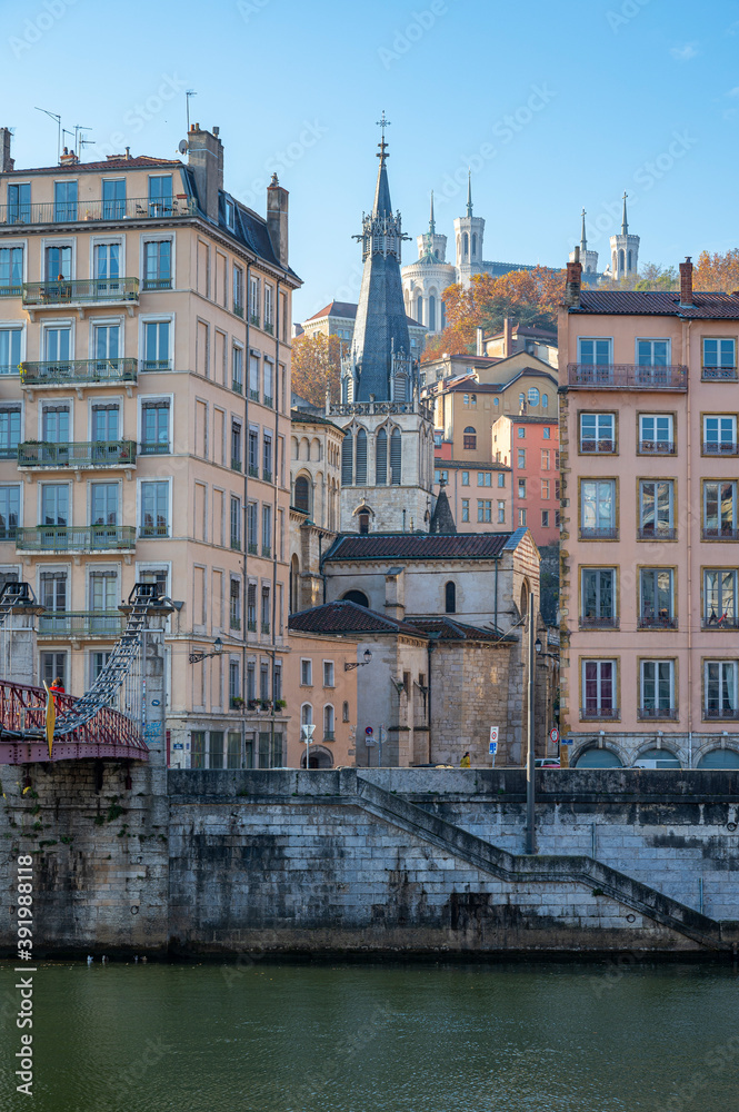 Berges de la Saône à Lyon à lautomne en France