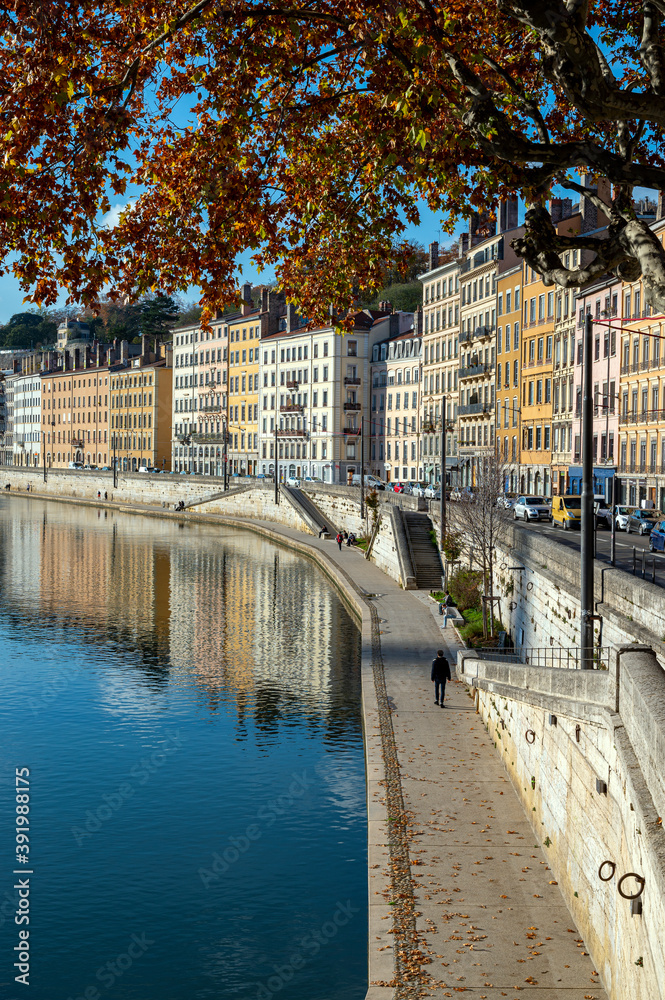 Berges de la Saône à Lyon à lautomne en France