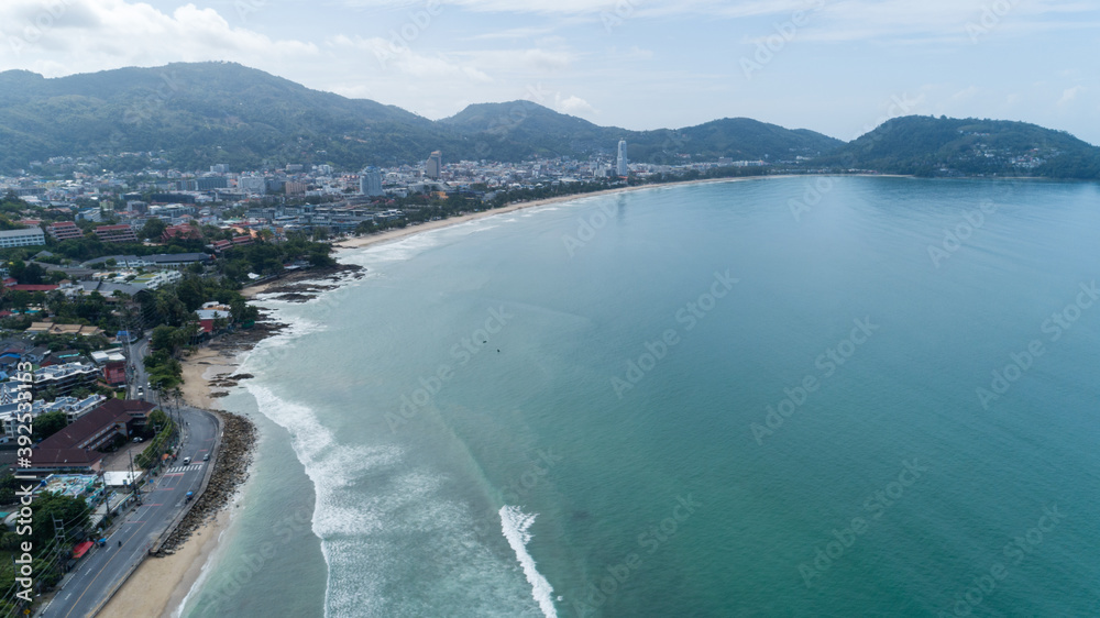 美丽的海浪在泰国普吉岛帕通海滩的沙滩上撞击，鸟瞰无人机拍摄Hig