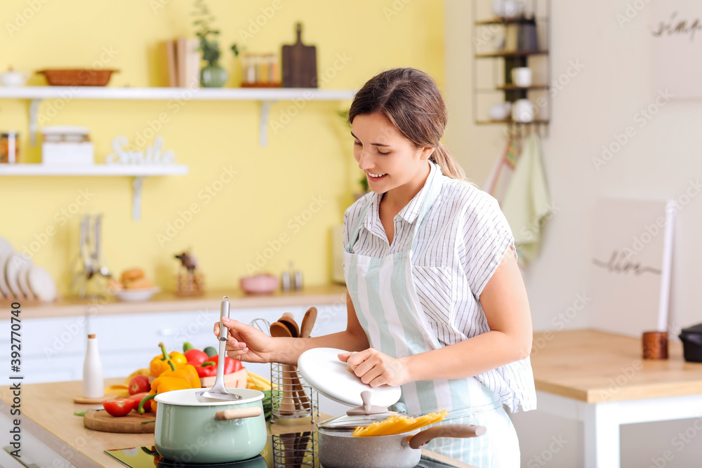 女人在厨房做饭