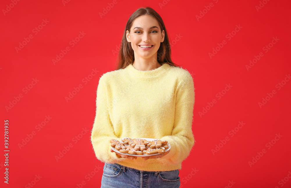 漂亮的年轻女人，背景是美味的姜饼饼干