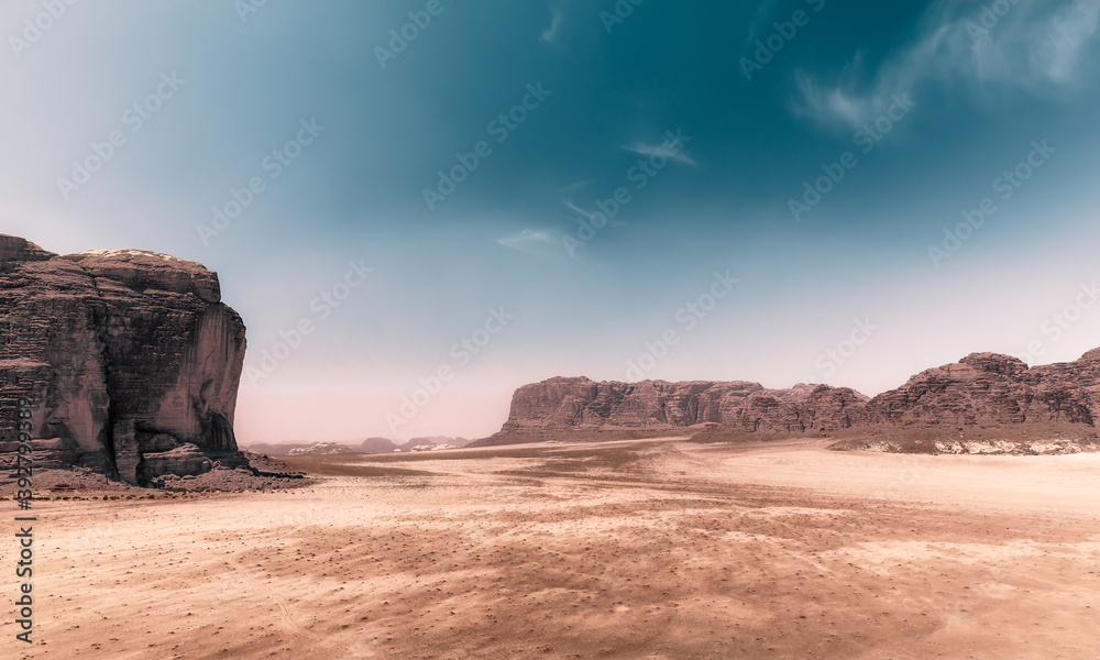 Wadi Rum-红色沙漠与Jebel Khazali和El Qattar（黑白双色）