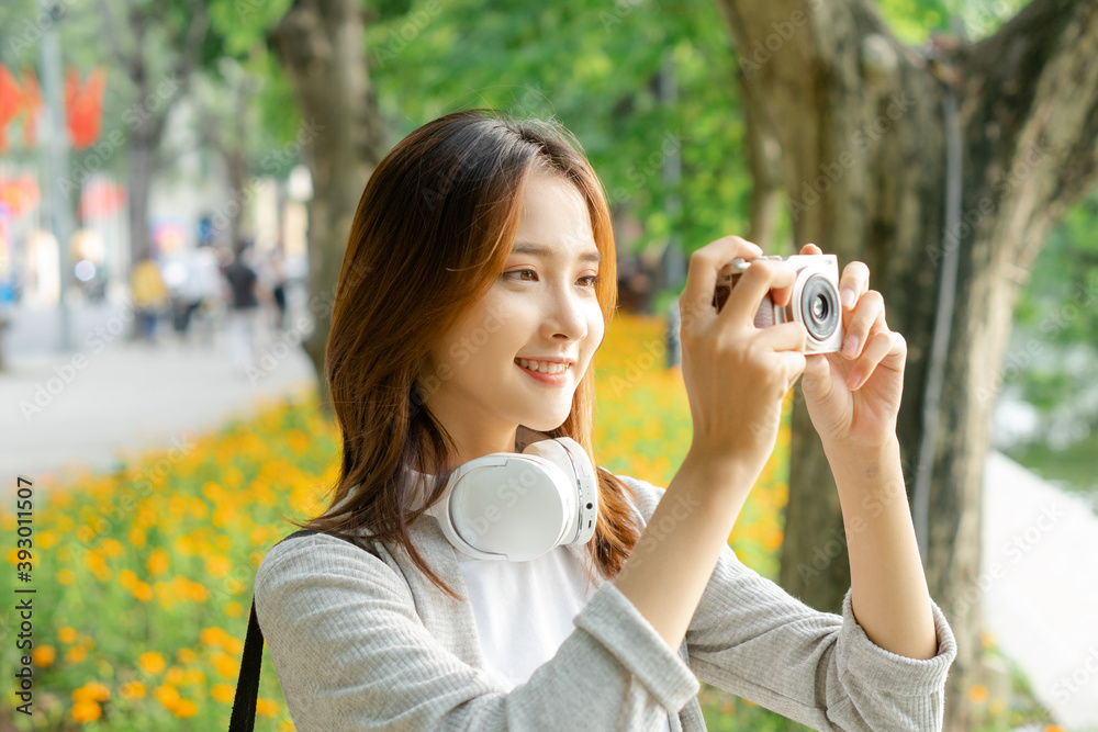 女游客拍摄街道景观照片