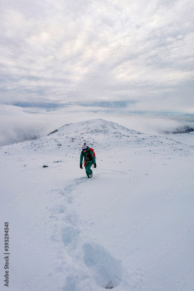 女子在雪山上徒步旅行