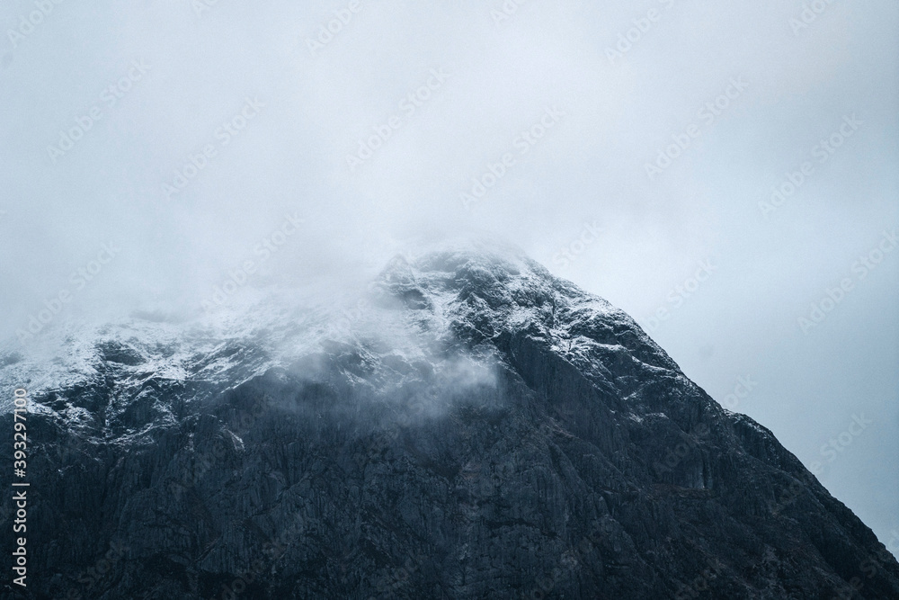 雾天雪山