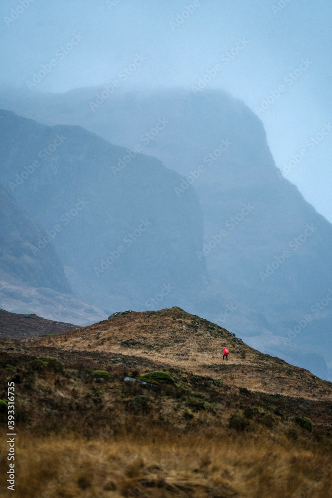 苏格兰Glen Etive徒步旅行的女人