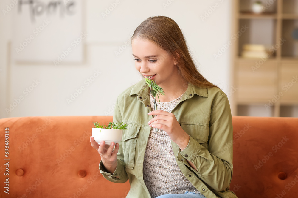 年轻女子在家吃麦草