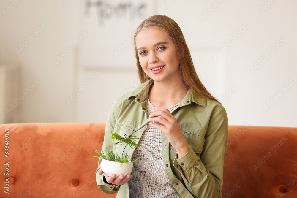 年轻女子在家吃麦草