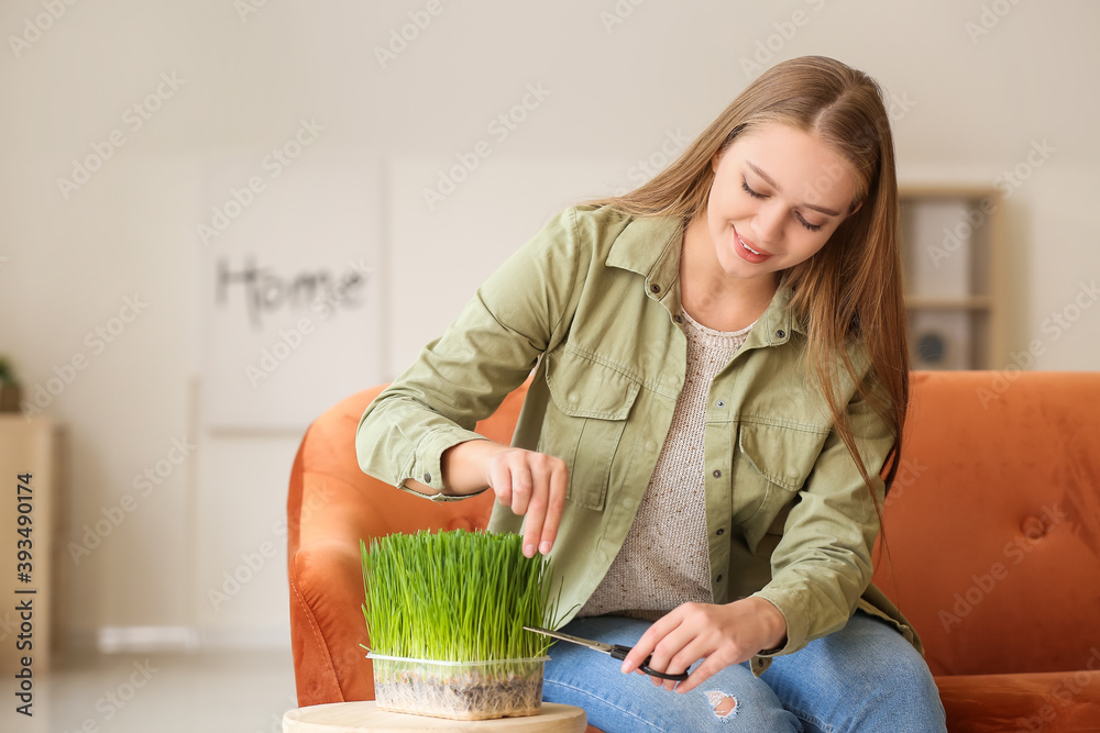 年轻女子在家里割草