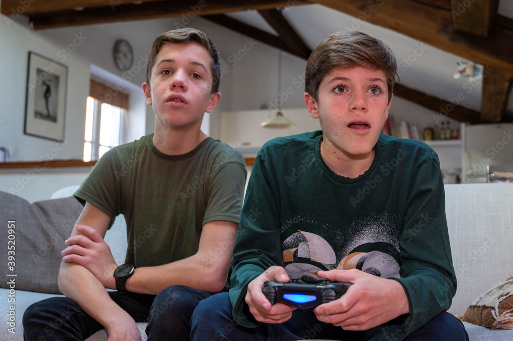 Adolescents jouant à la console de jeux à la maison