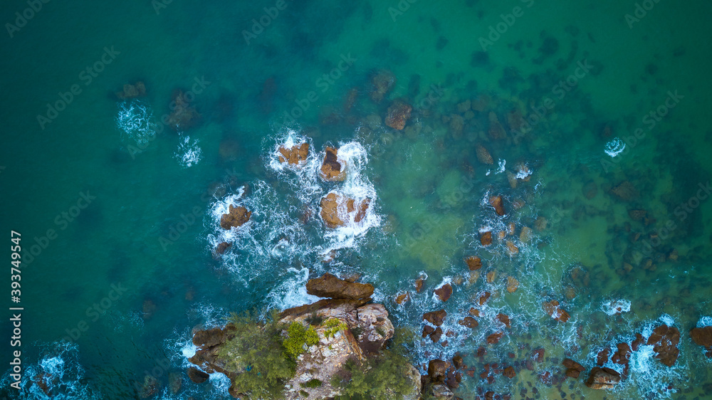 岩石和海浪海滩鸟瞰图