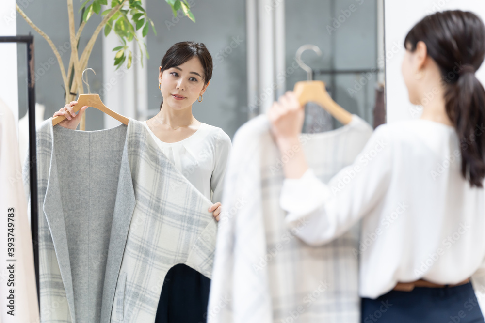 洋服を試着する女性