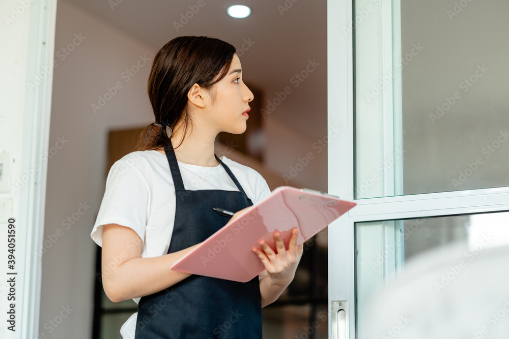 客人退房后，亚洲女服务员正在检查酒店房间