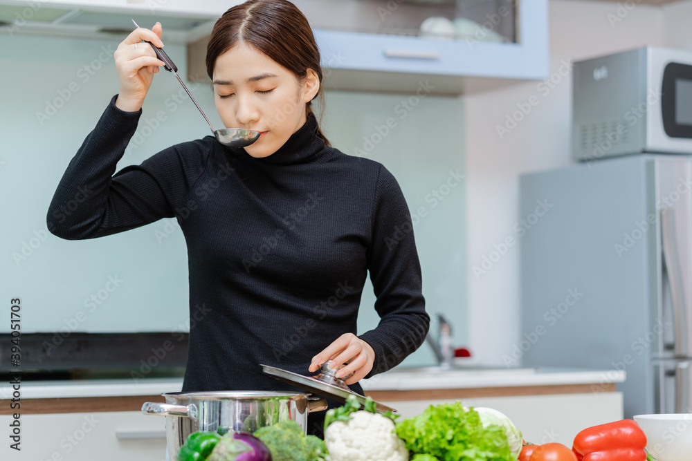 女人正在品尝她煮的汤