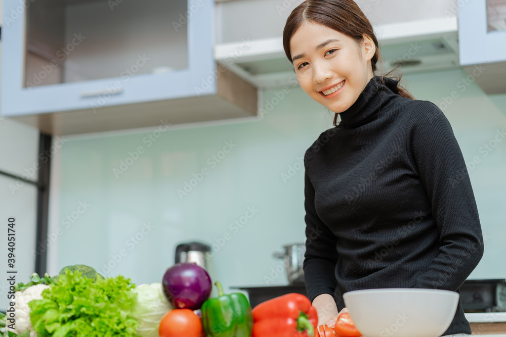 妇女正在切菜做饭