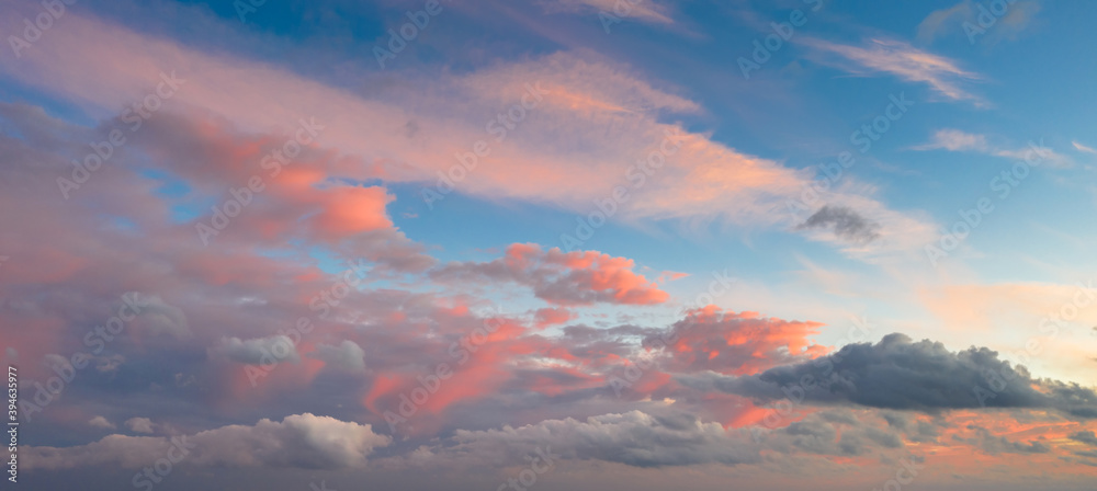 日落时的Pastel天空背景