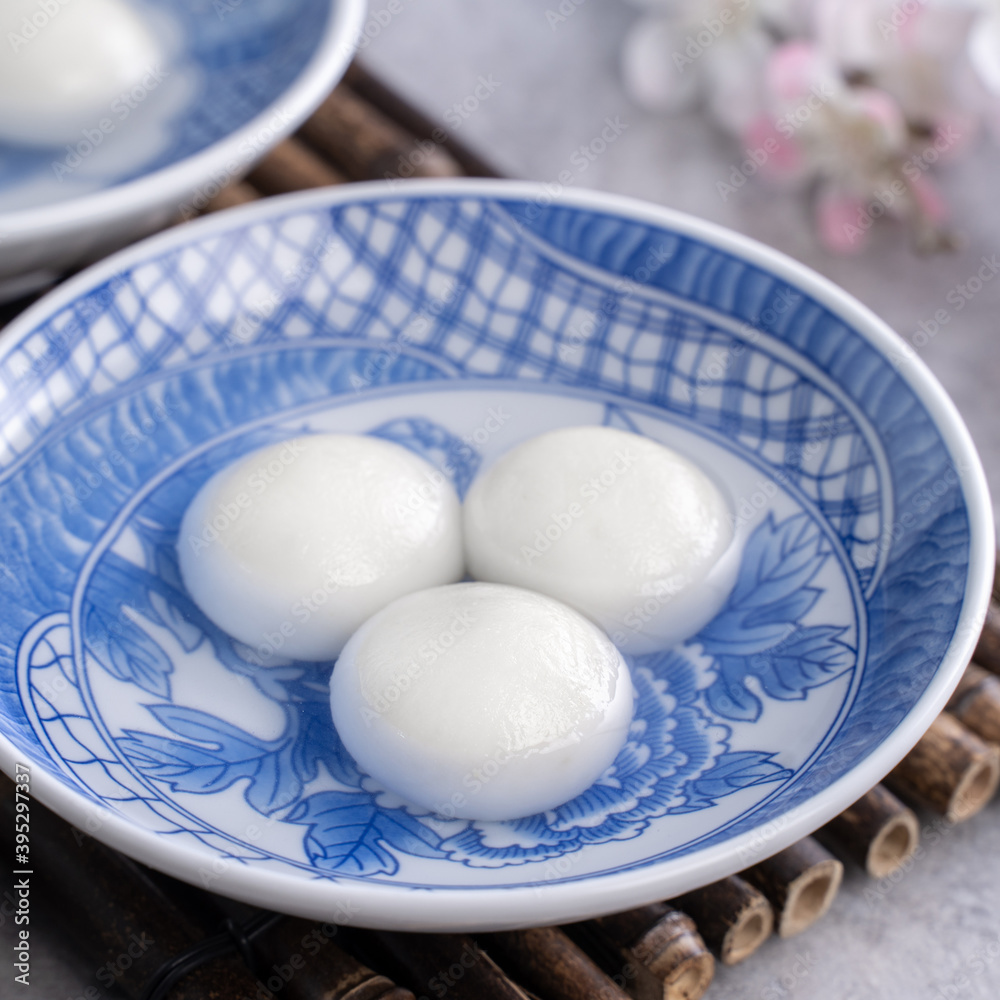 灰色桌子上碗里的汤圆元宵特写，冬至食物。