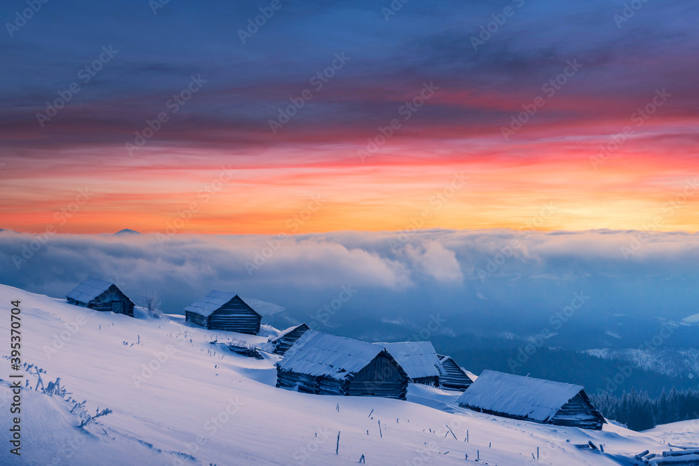 在令人难以置信的橙色日落中，雪山上有木屋，这是一片神奇的冬季景观
1825671571,蓝点抽象商业背景，最小概念背景