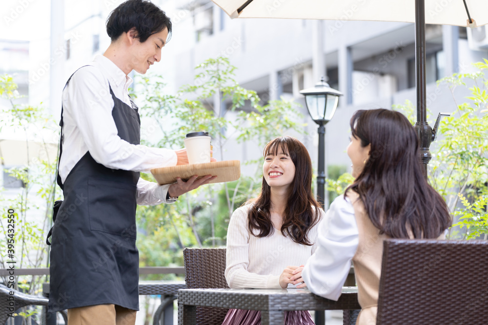 カフェで働く男性