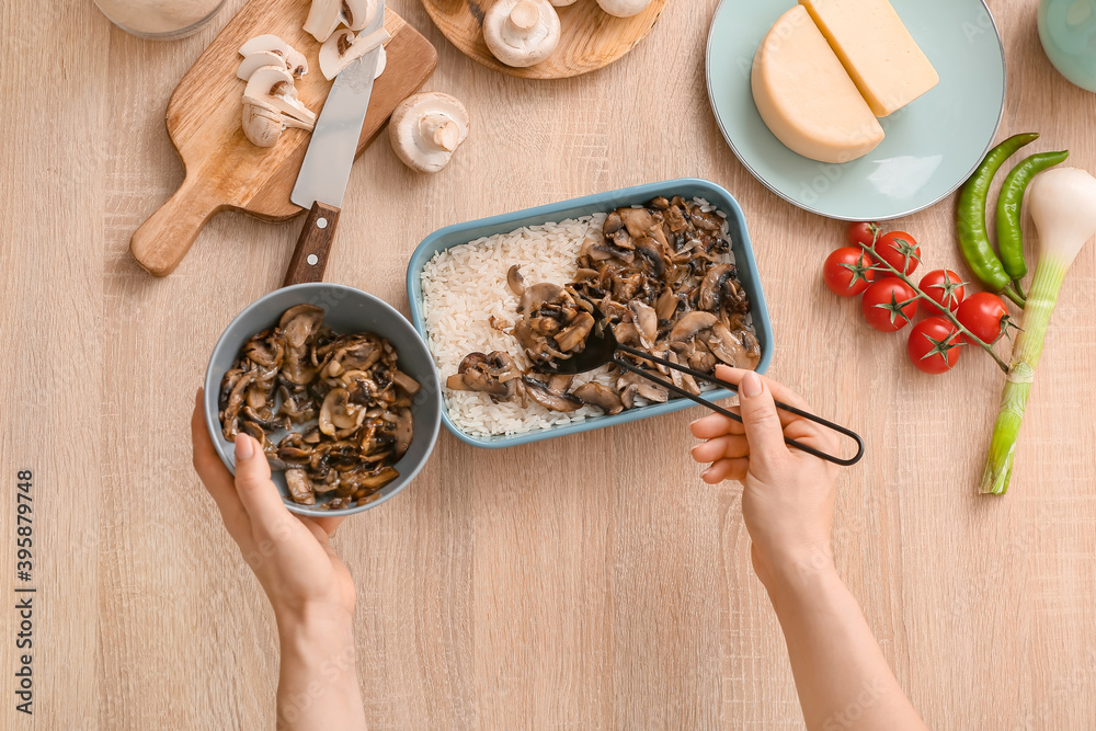 女人在桌子上做砂锅饭，俯视图