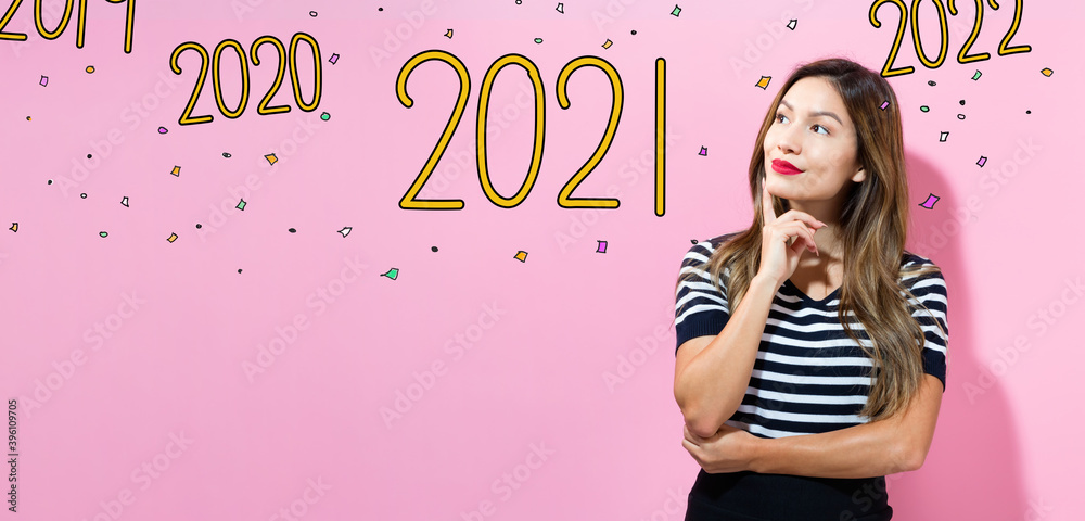 2021，年轻女子摆出深思熟虑的姿势