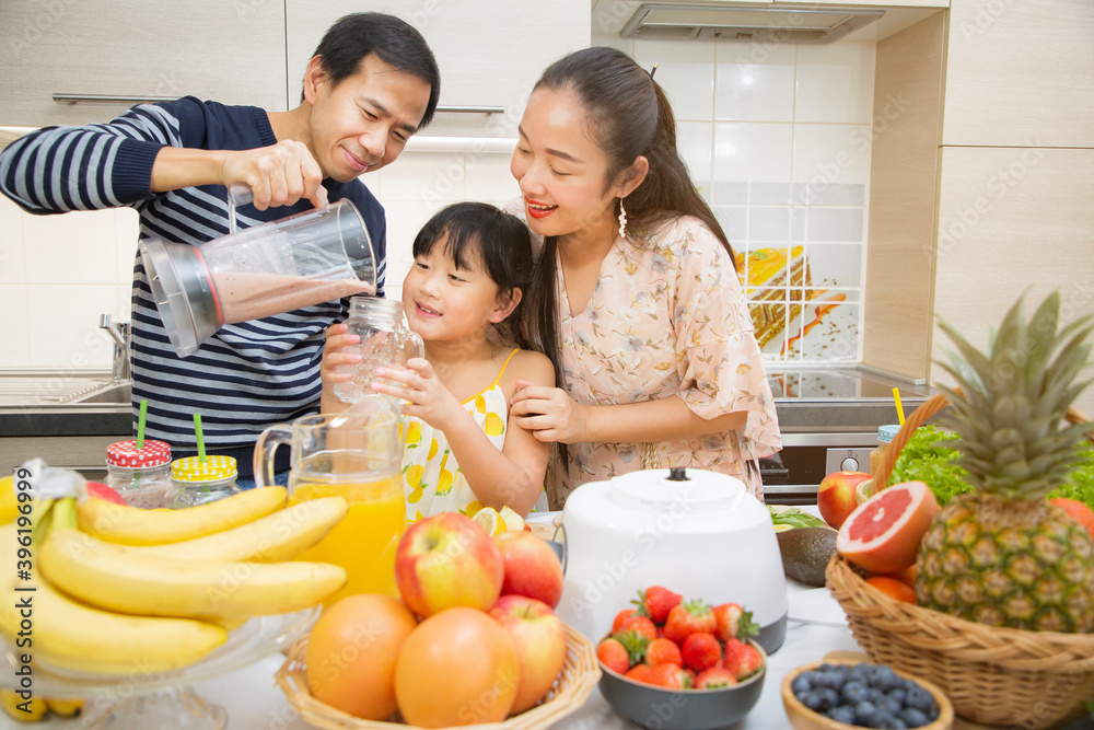 快乐的亚洲家庭母亲和她的女儿喜欢为他们准备新鲜的水果和蔬菜