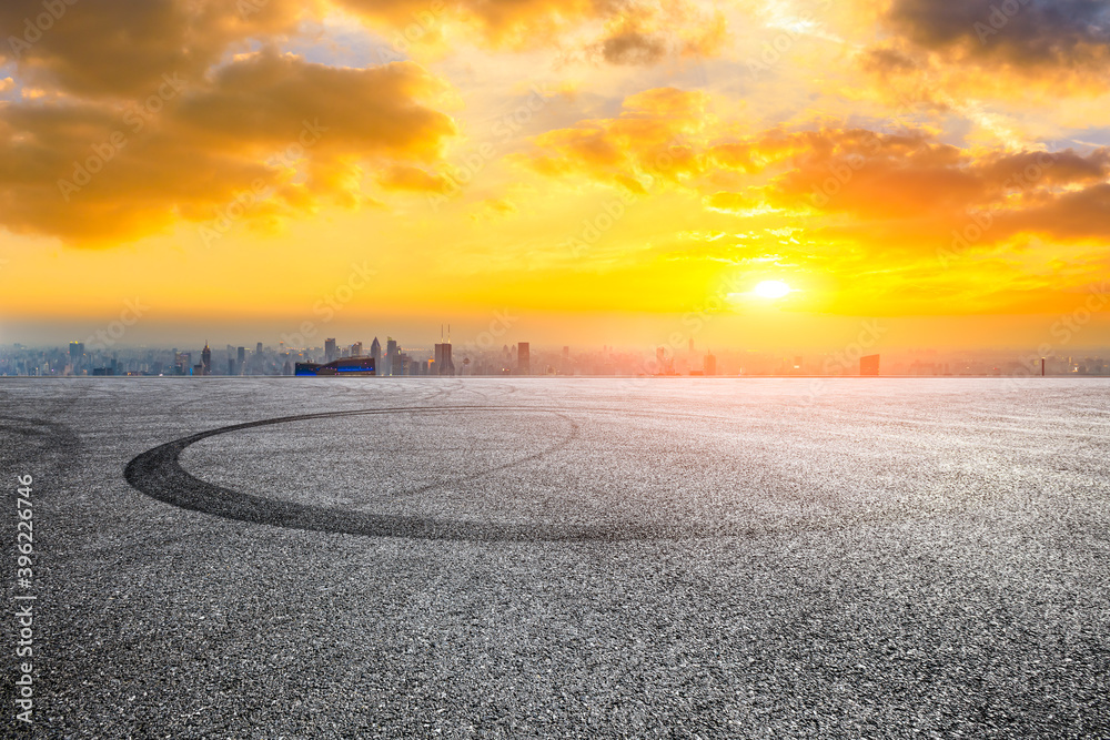 上海的沥青路面和带建筑的现代城市天际线。