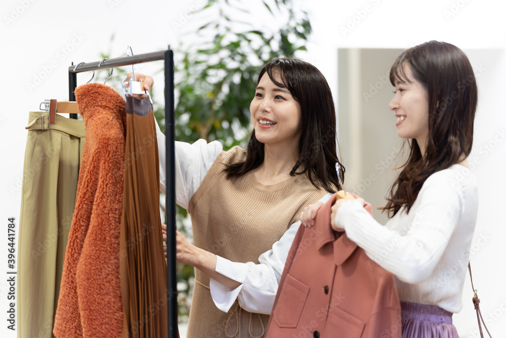 ブティックで買い物をする女性