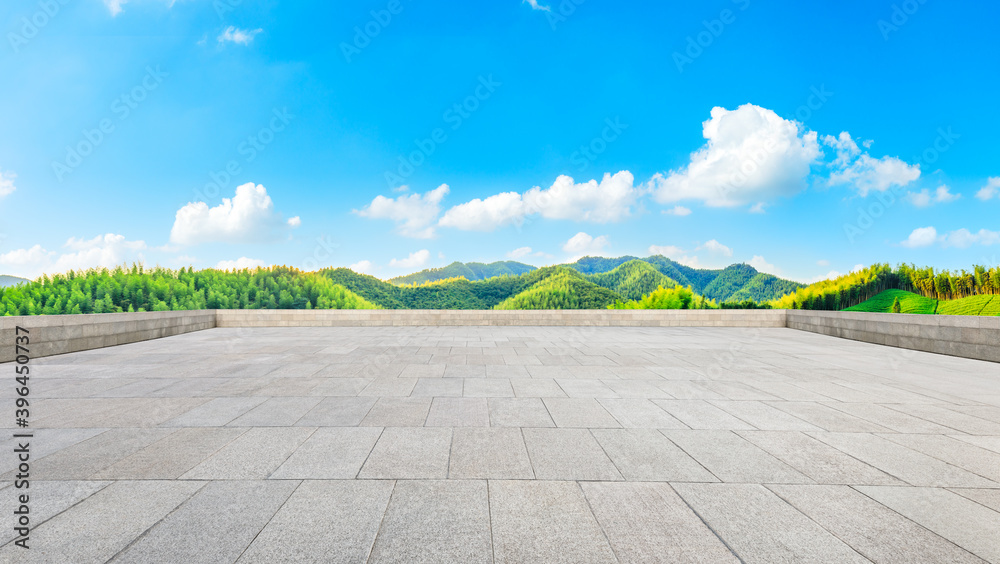 空旷的广场和青山，竹林自然景观。