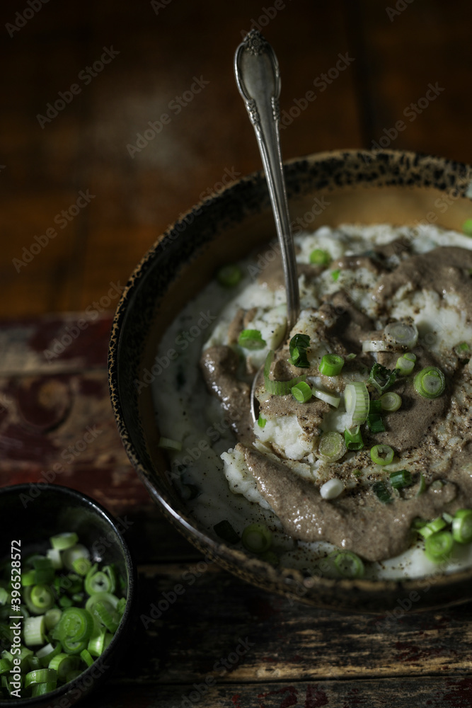 装在碗里的素食土豆泥