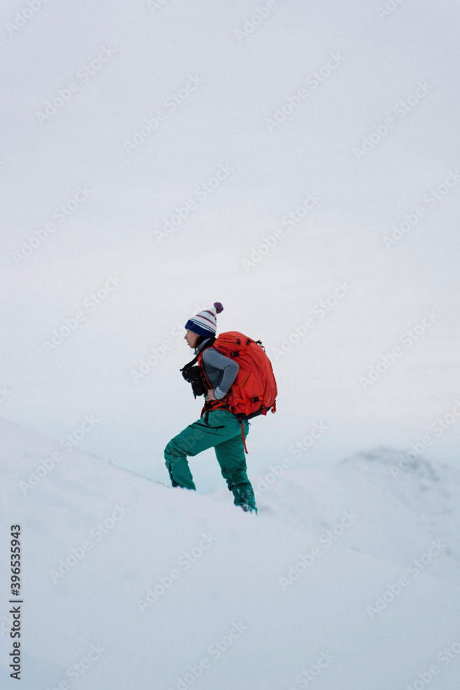 女人在雪山上徒步旅行