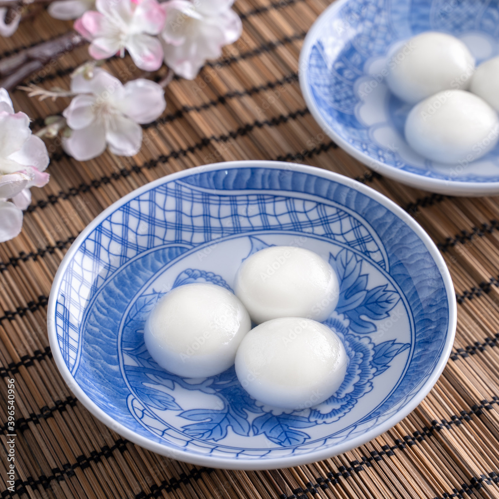 灰色桌子上碗里的汤圆元宵特写，冬至食物。