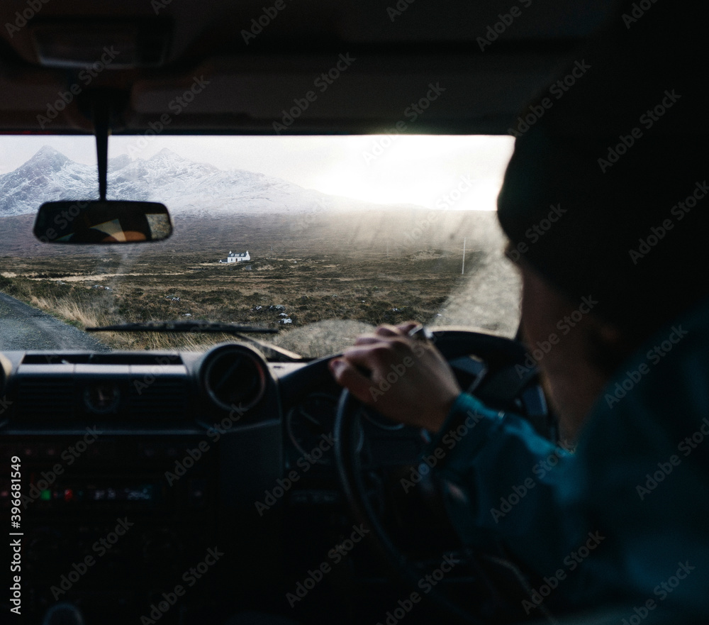 一名男子在苏格兰高地开车